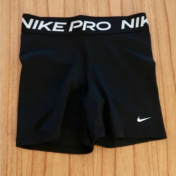 Women’s Nike Pro Shorts - Picture 1 of 3